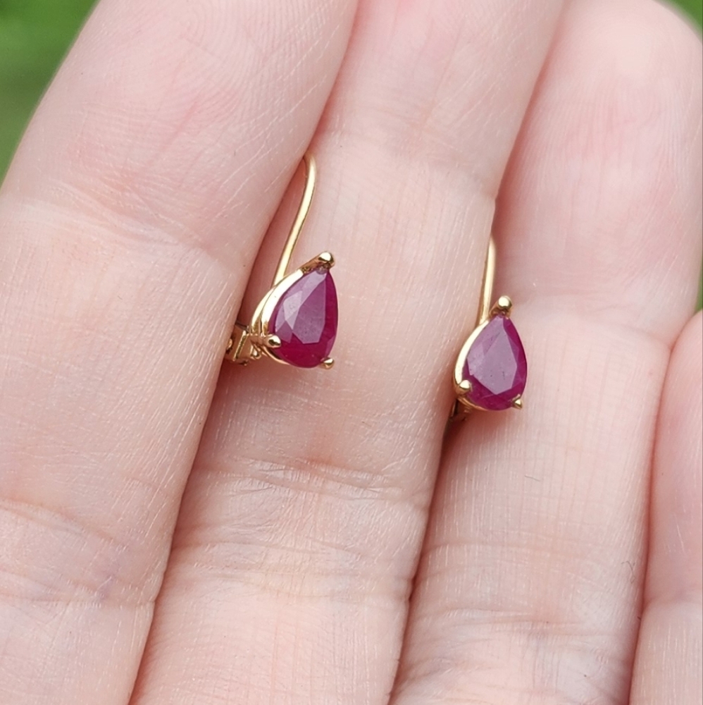 10kt gold teardrop faceted ruby small earrings - Picture 3 of 8
